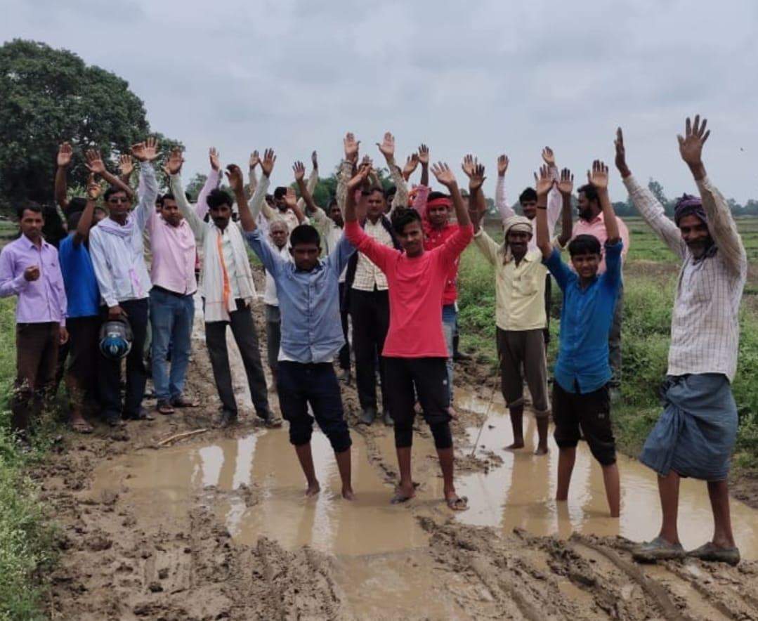 नौगढ़ के गढ़वा में सड़क की मरम्मत न होने से आक्रोशित ग्रामीणों ने किया प्रदर्शन