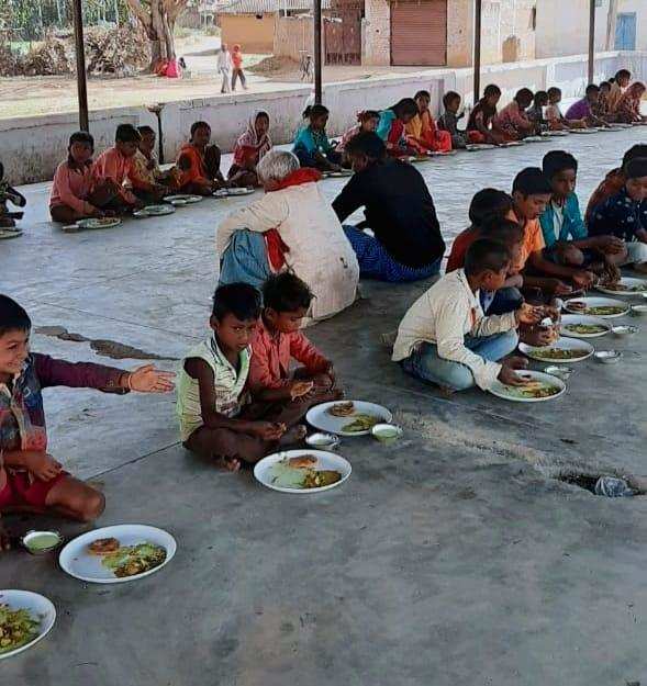 नौगढ़ में जन सेवा समिति ट्रस्ट का भंडारा, गरीबों को विनय जायसवाल ने कराया भोजन