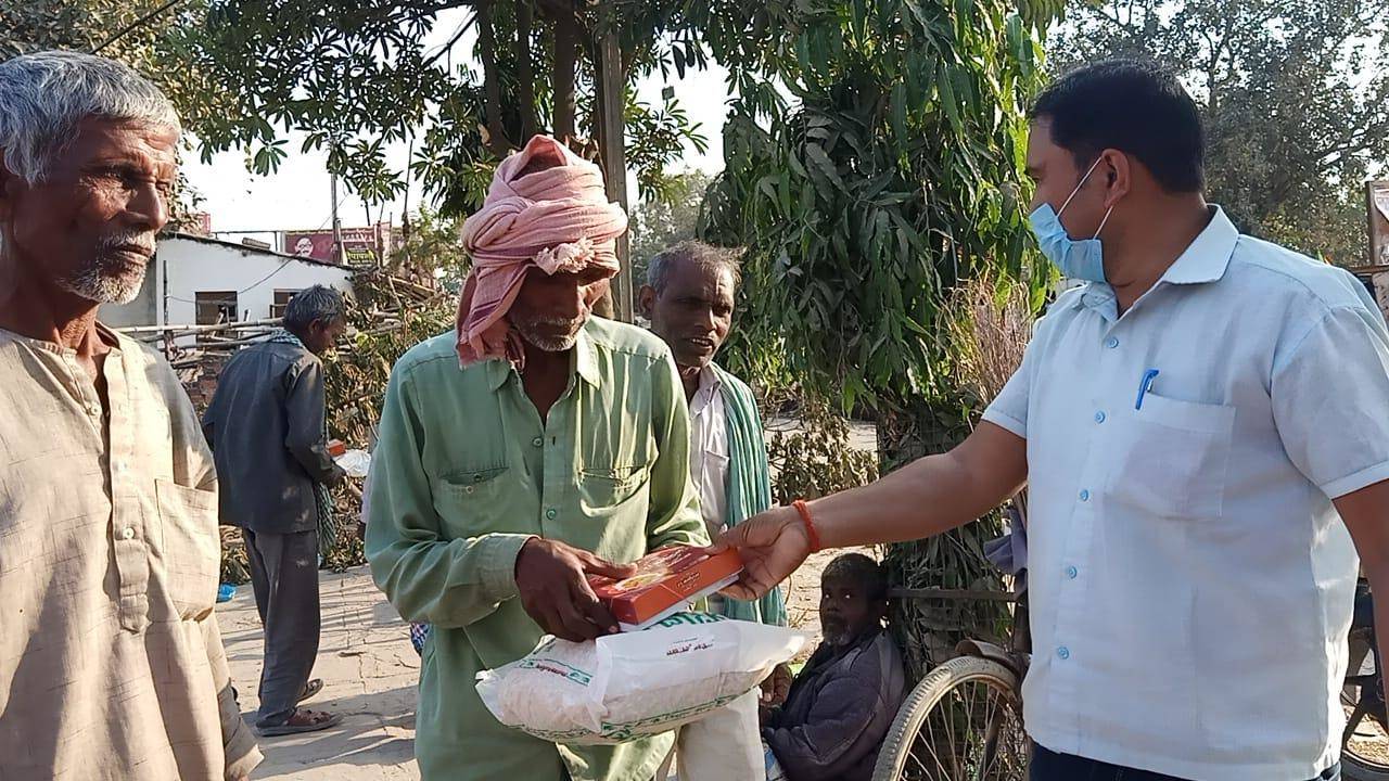 स्वामी कबीर मेमोरियल ट्रस्ट द्वारा गरीबों में बांटा गया मिष्ठान