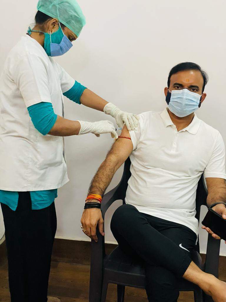 विधायक सुशील सिंह ने कोरोना की वैक्सीन लगा कर जनपद के लोगों को दिया संदेश