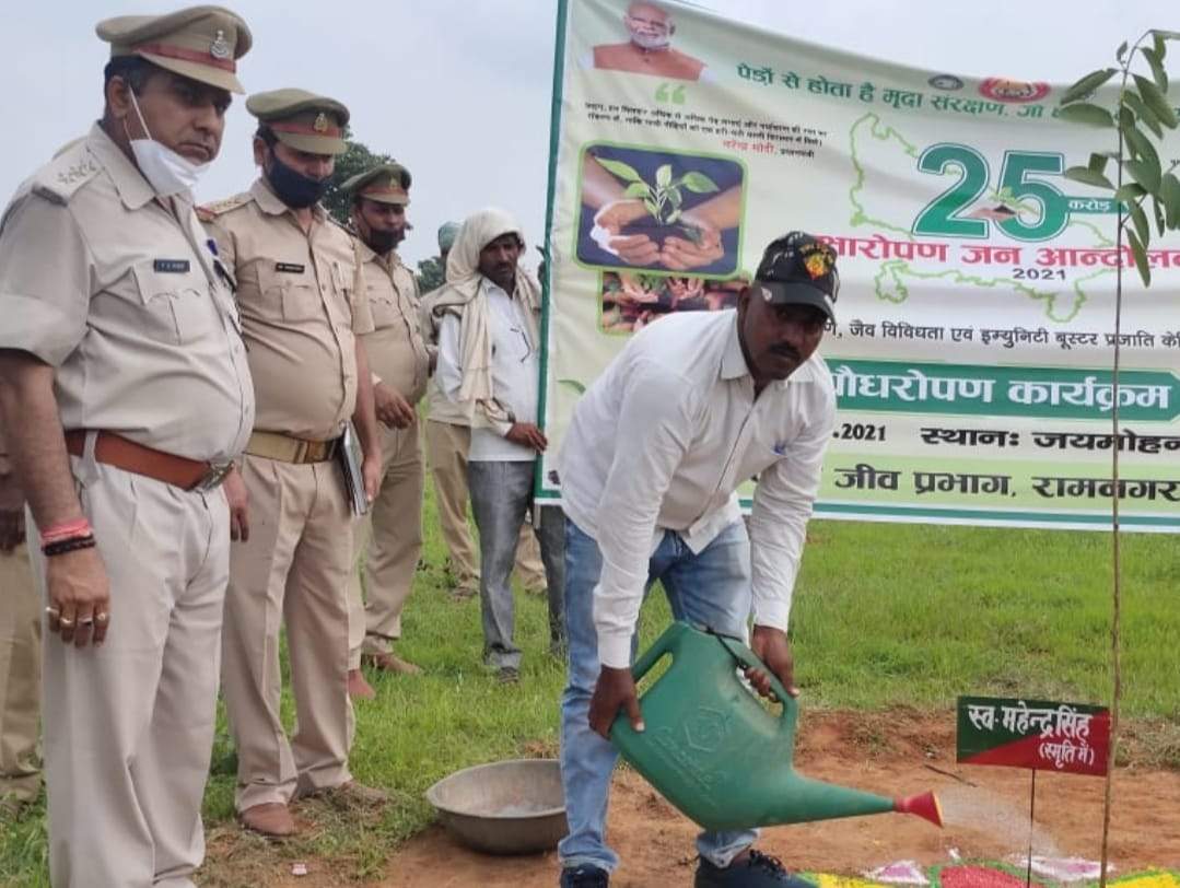 जानिए अपनों की याद में नौगढ़ में किन-किन लोगों ने स्मृति वाटिका में लगाया पौधा