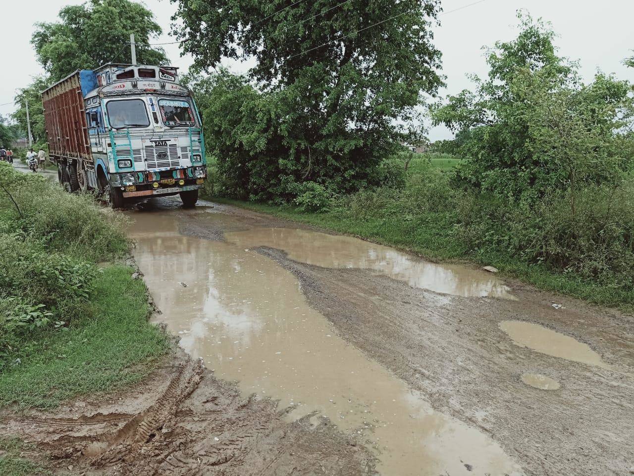 हथियानी के पास गड्ढों में तब्दील हुआ है मार्ग, देखने वाला कोई नहीं