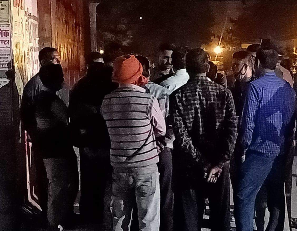 फास्ट ट्रैक कोर्ट के क्लर्क राजेन्द्र यादव की कमरे के अंदर मिली लाश, दरवाजा तोड़कर घुसी पुलिस
