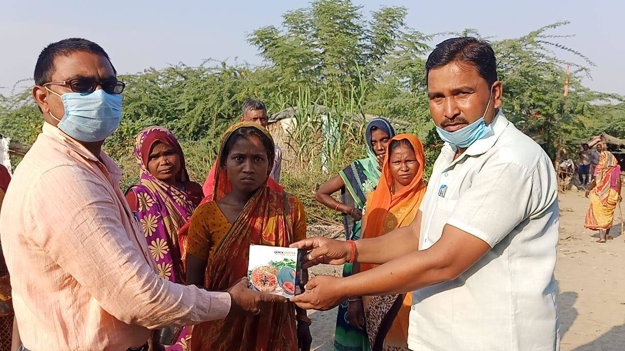 स्वामी कबीर मेमोरियल ट्रस्ट द्वारा गरीबों में बांटा गया मिष्ठान