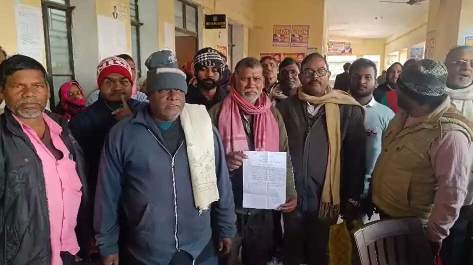    Chandauli Panchayat Election 2026 news  Voter list scam Sakaldiha village  BLO bias allegations UP  SDM Sakaldiha Kundan Raj Kapoor  Voter list revision protest Chandauli 