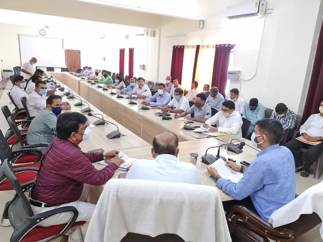 DM chandauli warning in meeting