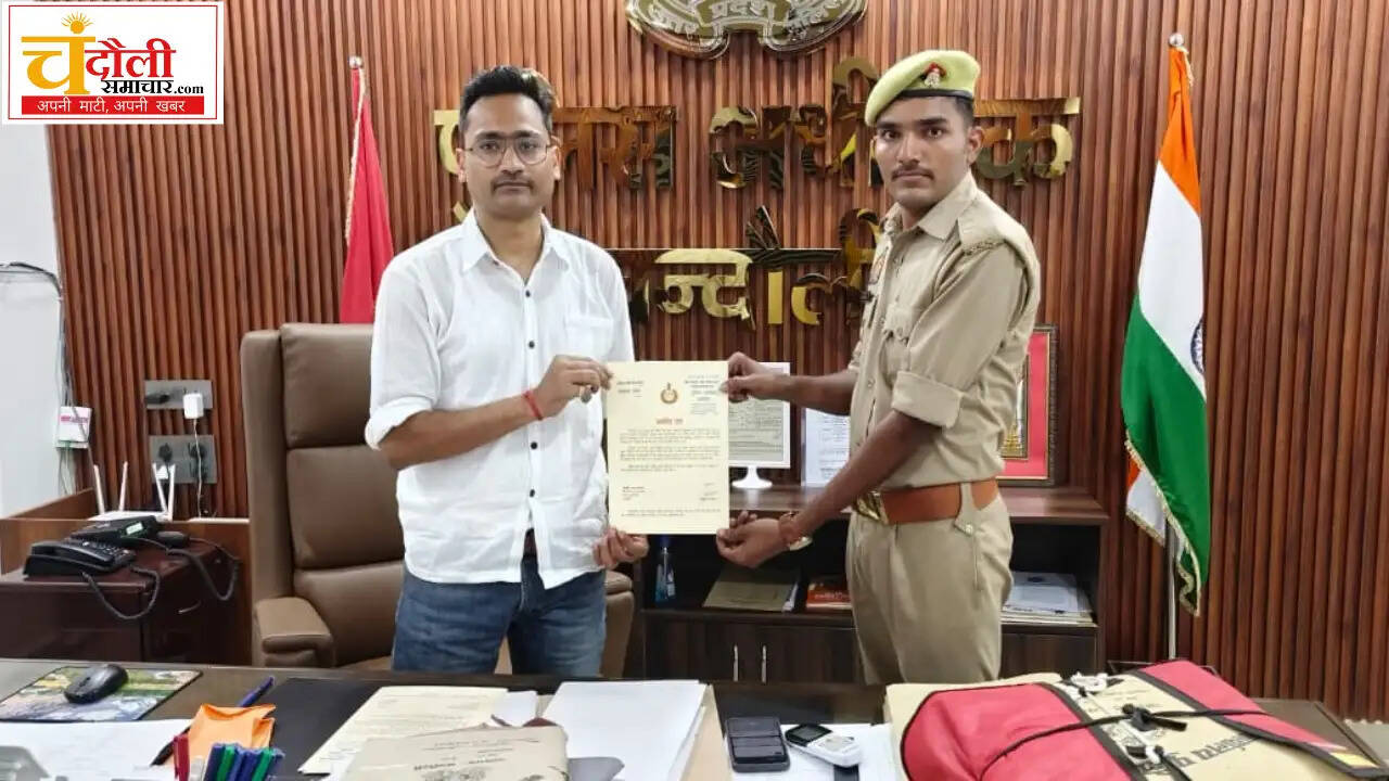 chandauli-sp-rewards-police-team-for-solving-robbery-case-fast