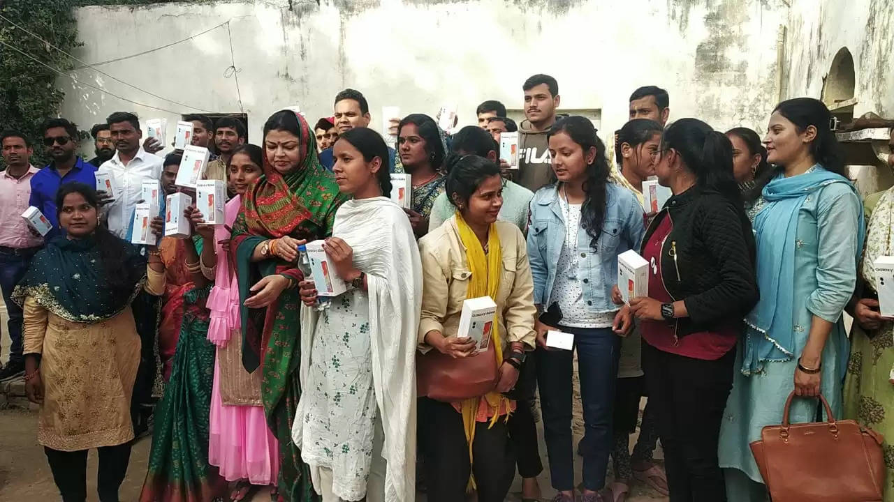 MP  Darshana  Singh  Distributed  101 Smartphones 