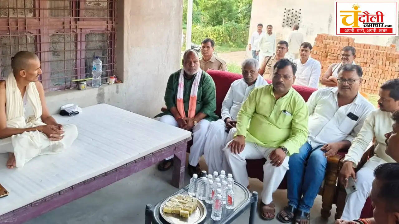 state-minister-and-mla-visit-late-bjp-leader-house-in-chandauli