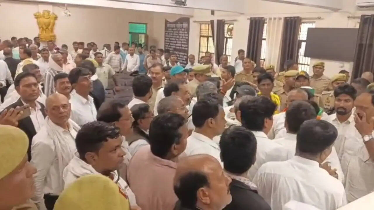 chandauli-lawyers-lekpal-clash-sadar-tehsil-sdm-action