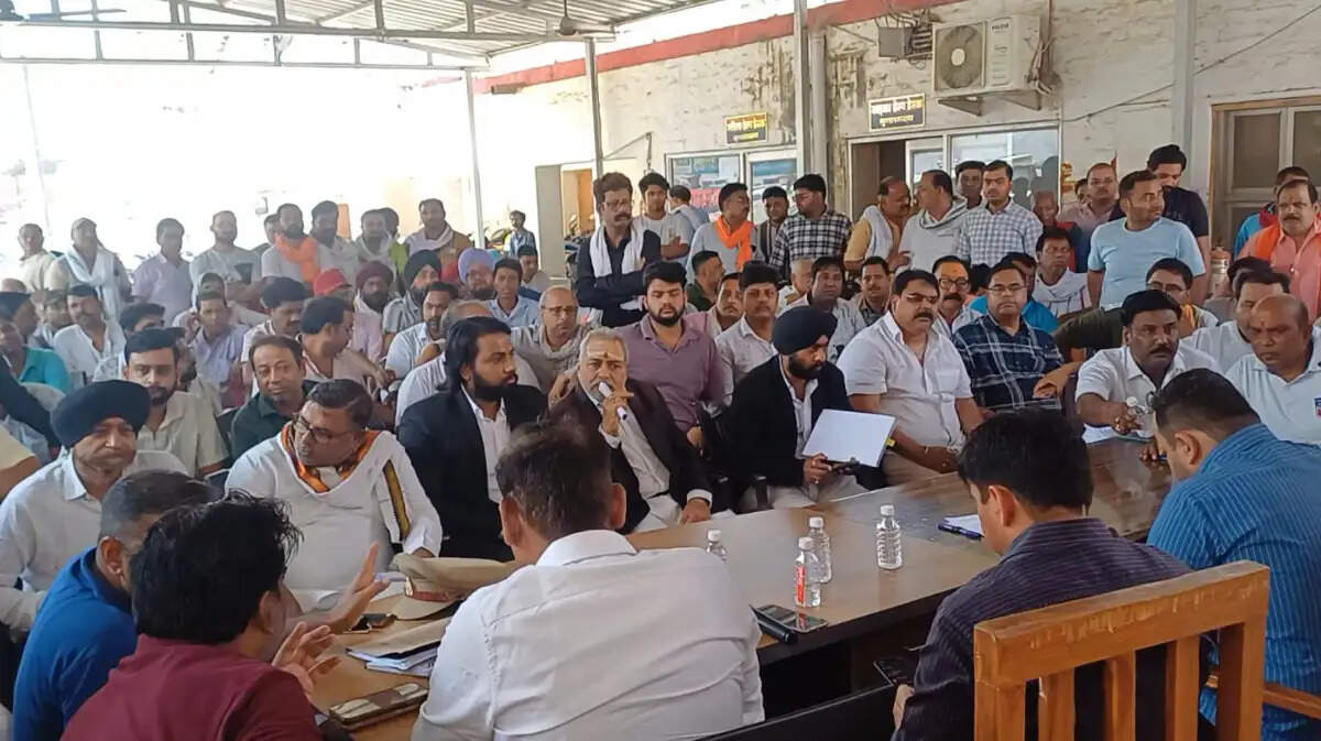 Chandauli news Mughalsarai encroachment, Chandauli khabar SDM Anupam Mishra, Chandauli samachar road widening, Mughalsarai trader meeting news, Chandauli administration bulldozer action