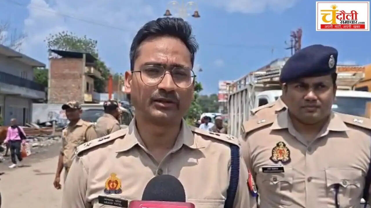 chandauli-sp-akash-patel-foot-patrolling-rakshabandhan