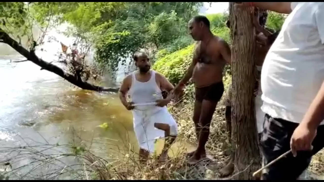 Manoj Singh W Jumped Into River