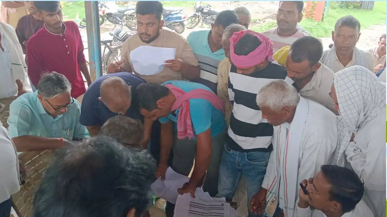 chandauli-eliya-dap-fertilizer-shortage-farmers-crowd-news