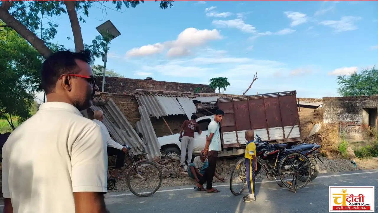 chandauli-news-pickup-crashes-into-house-in-dhanapur