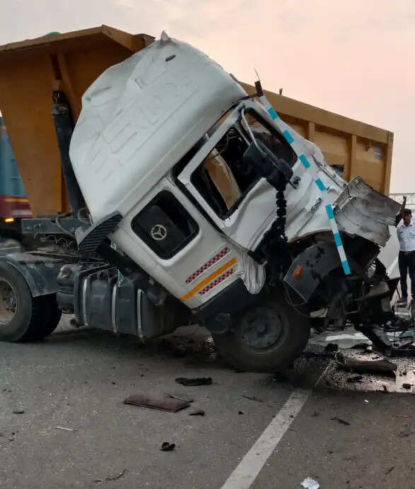chandauli news national highway accident, chandauli khabar katsila trailer crash, chandauli samachar sadar kotwali police, up traffic road safety updates, high speed vehicle collision chandauli