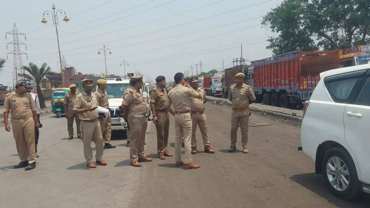 chandauli-sp-akash-patel-inspection-chandhasi-mandi-truck-parking