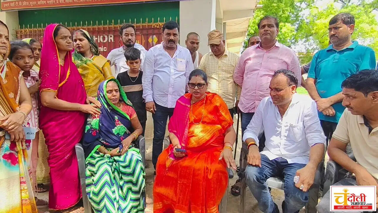 chandauli-mp-sadhana-singh-meets-chahaniya-fire-victim-family