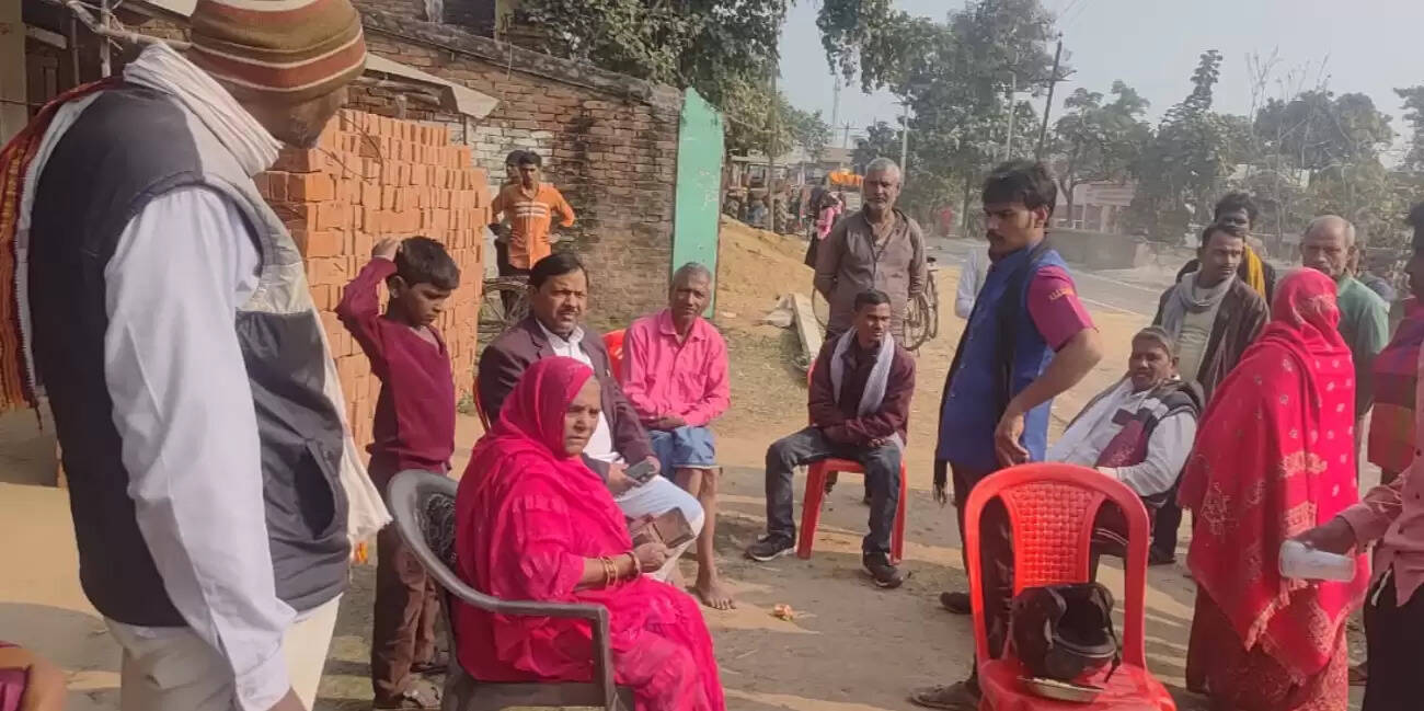 Ex MLA Jitendra Kumar Chandauli  Utaraut village dumper accident update  Shivans Gupta death compensation demand  Bharatmala project road safety issues  Chandauli road accident news today  पूर्व विधायक जितेंद्र कुमार चंदौली