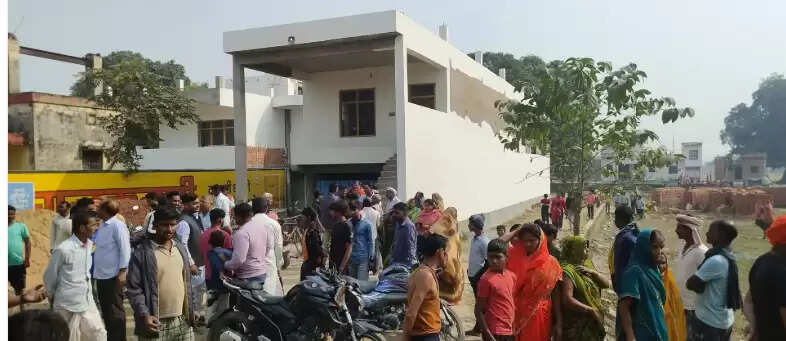 Chandauli bloody body found in orchard  Mughalsarai crime zone dead body  Marhiya area murder investigation  35 year old unidentified dead body Chandauli