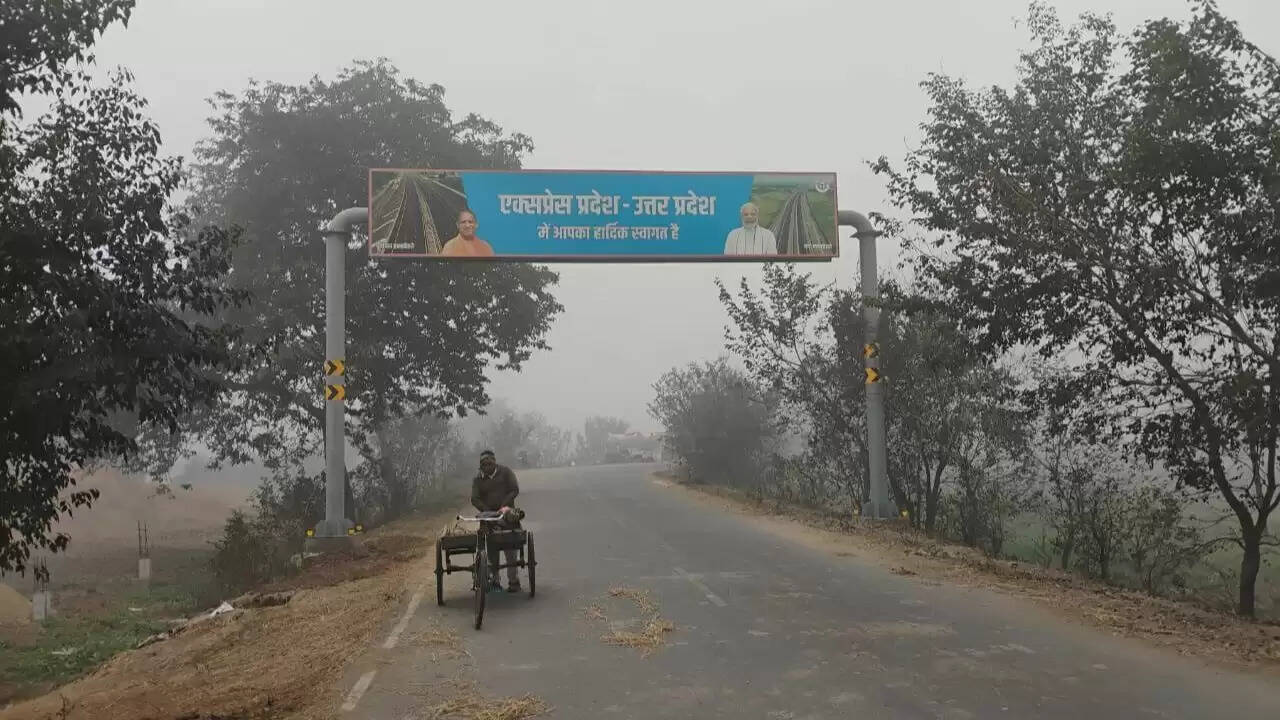 Express Pradesh Welcome Board Chandauli  Eliya Lewa Road Development News  UP Government Infrastructure Display Board