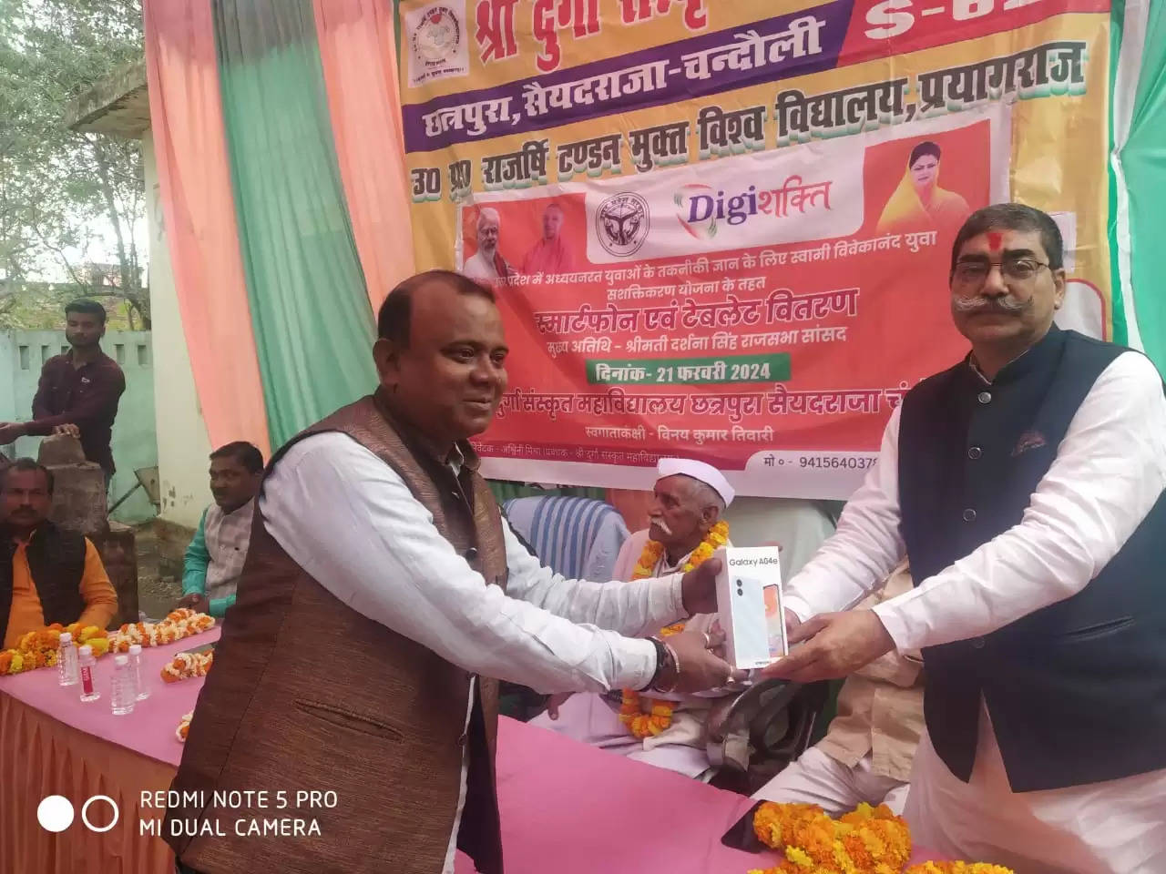 MP  Darshana  Singh  Distributed  101 Smartphones 