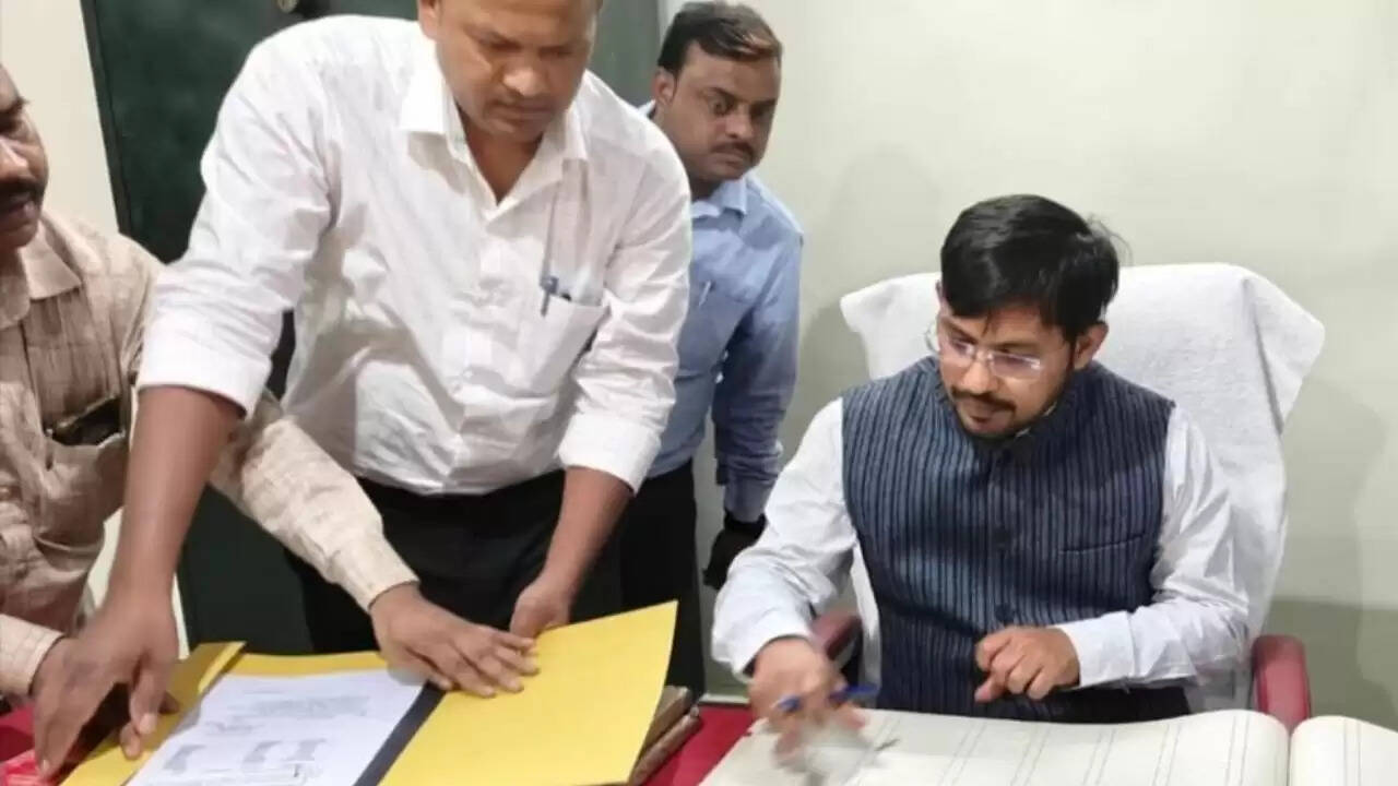 Chandauli news Naugarh school condition, Chandauli khabar DM Chandra Mohan Garg