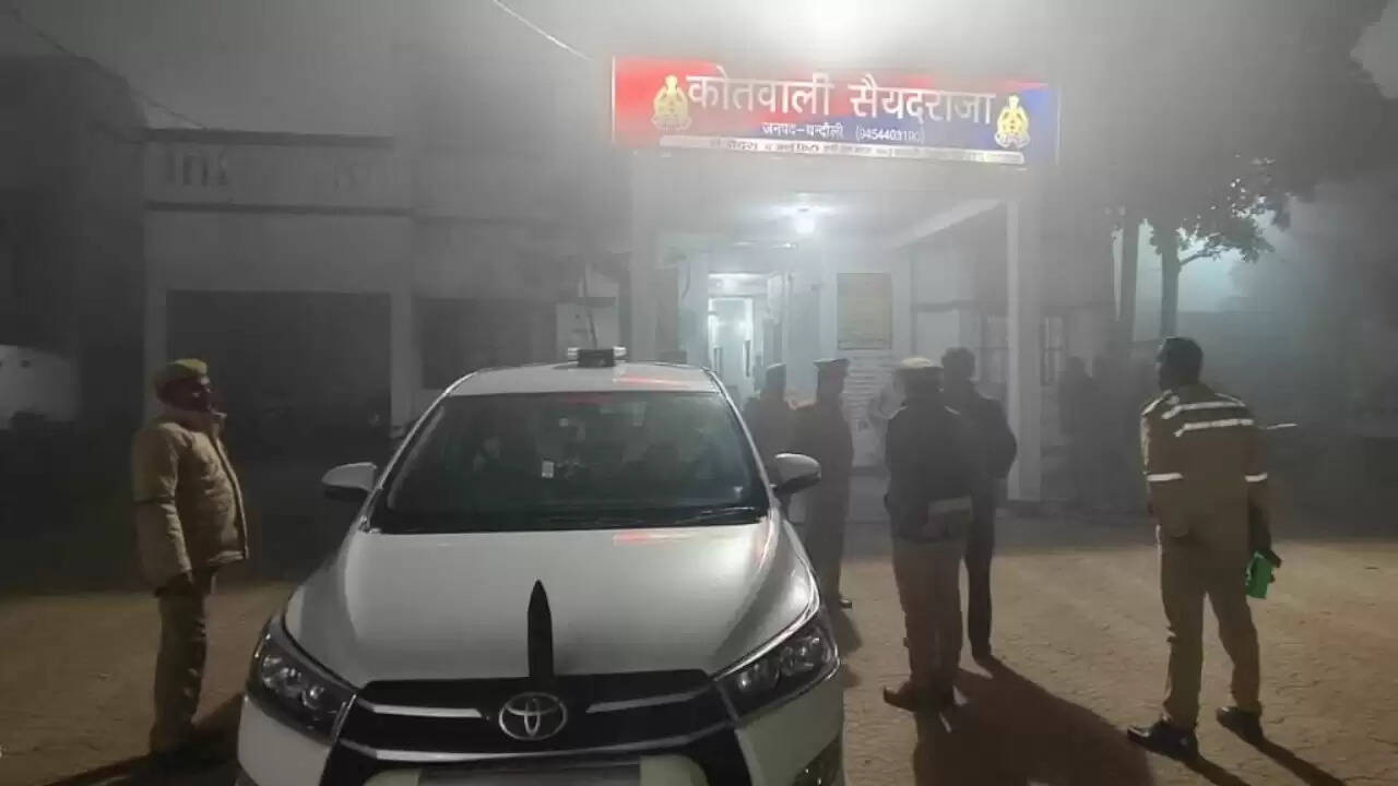 Chandauli police station inspection  Superintendent Aditya Langhe visit  Mission Shakti review report  Cyber help desk inspection