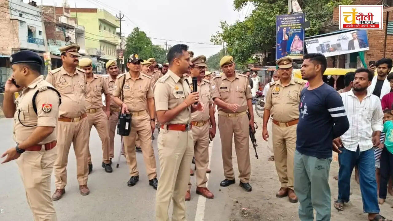 chandauli-sp-akash-patel-foot-patrolling-alinagar-encroachment-news
