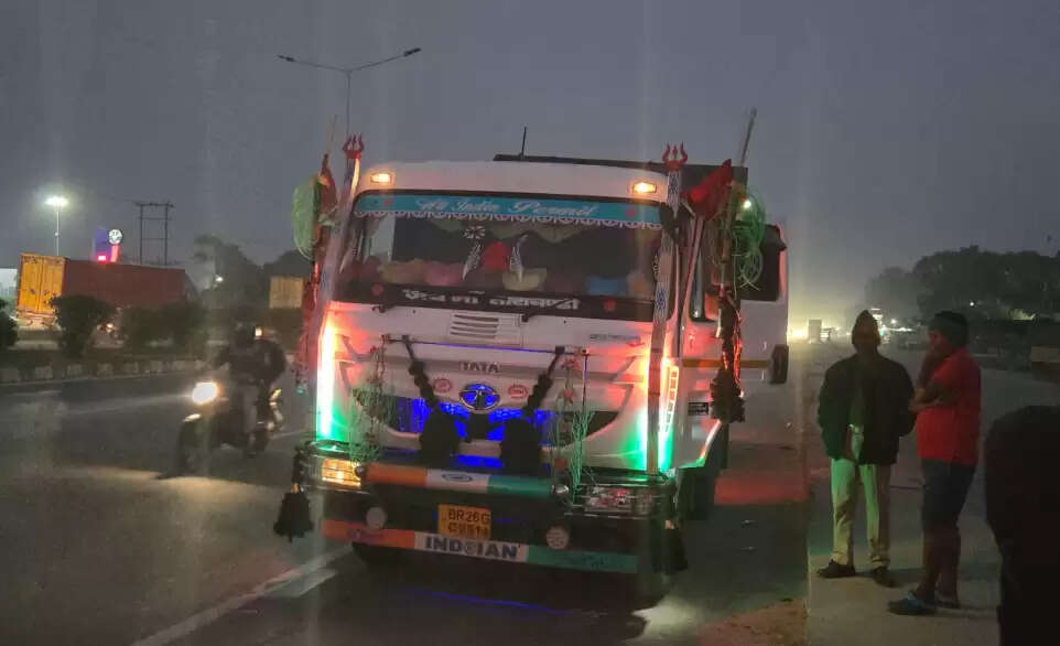  action against sand and mining mafia  covering number plates with mud   Trucks are granted passes by providing locations  Chandauli mining officer takes major action