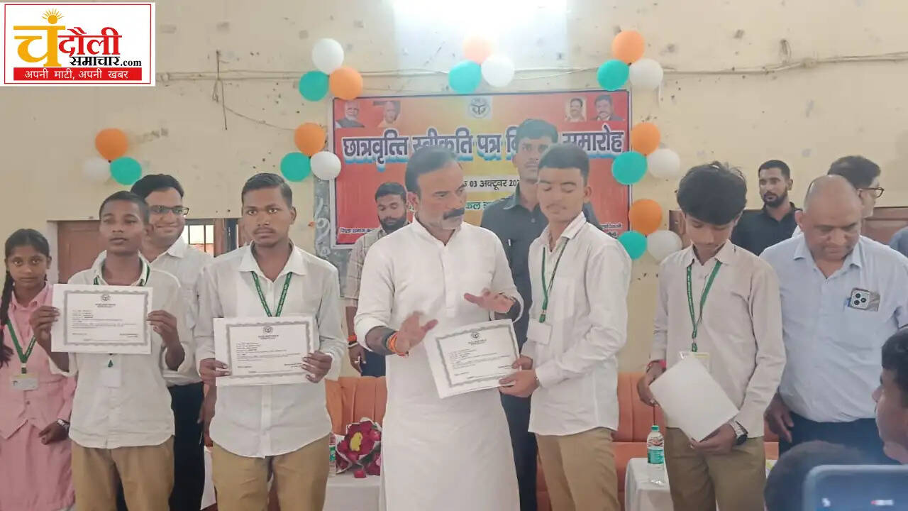 meritorious-students-scholarship-distribution-news