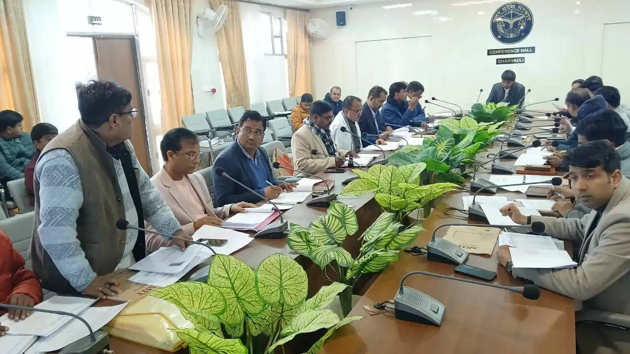 Chandauli CDO R Jagat Sai meeting  ADO Panchayat Chandauli notice news  Swachh Bharat Mission Gramin Chandauli  Geo tagging deadlines for projects UP