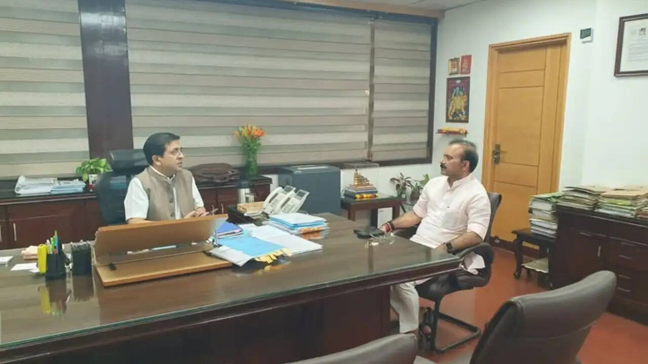 chandauli news mla sushil singh, chandauli khabar sayedraja power supply, chandauli samachar electricity issues resolved, chandauli news energy minister ak sharma, chandauli khabar up power corporation chairman