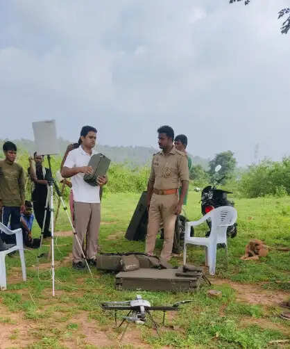 chandauli news naugarh forest search operation, chandauli khabar missing shepherd found safe, chandauli samachar drone camera search operation, chandauli news chandraprabha police rescue team, chandauli khabar lauvari village incident details