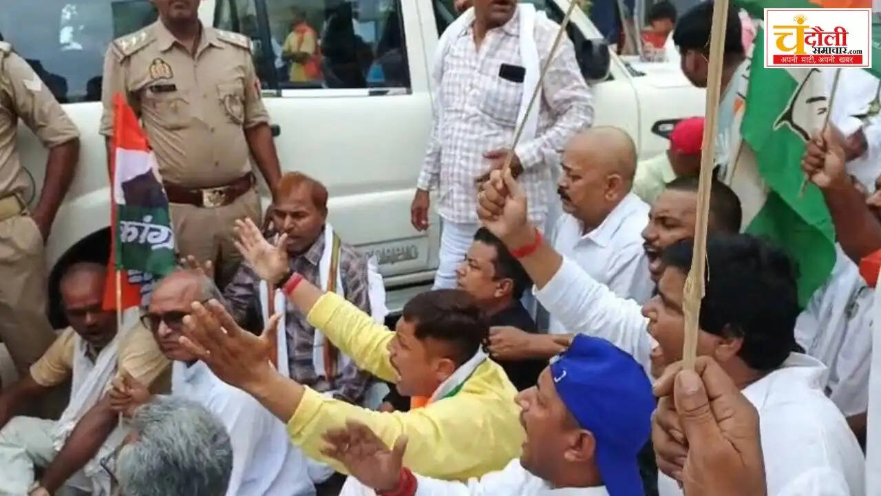 chandauli-congress-protest-student-lathicharge-road-dharna-news