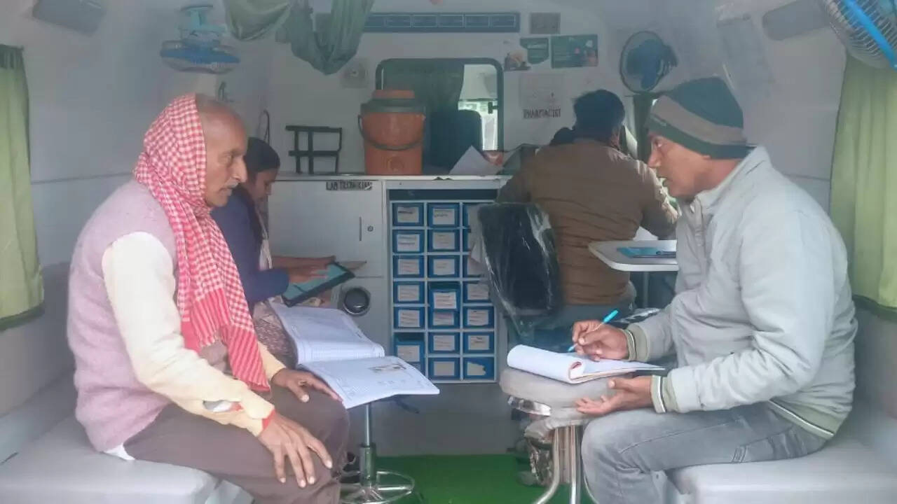   Free health camp Chandauli Shahabganj  Hans Foundation medical camp Banarsia village  Free medicine distribution Chandauli news  Rural health services in Uttar Pradesh