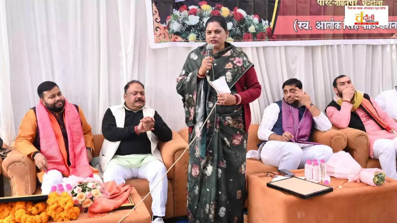 chandauli news sadhana singh mp, chandauli khabar blanket distribution