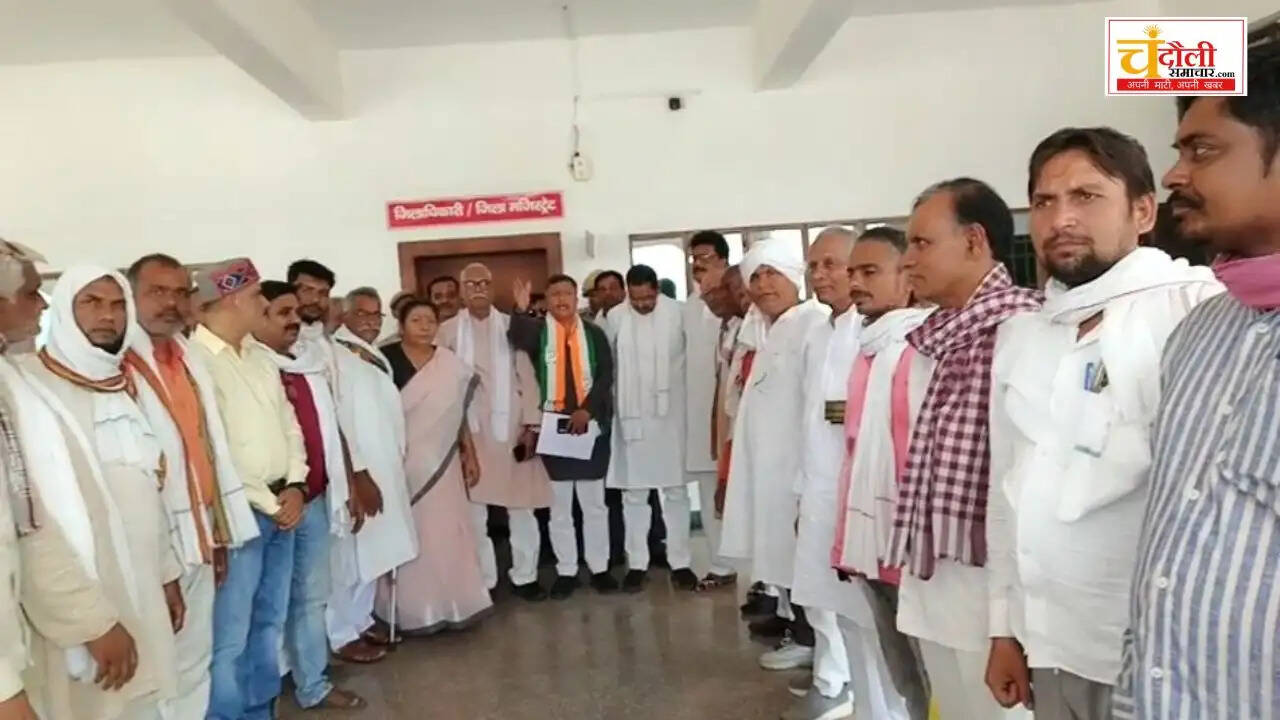 chandauli-congress-protest-at-collectorate-for-farmers