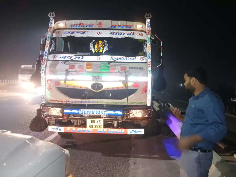  action against sand and mining mafia  covering number plates with mud   Trucks are granted passes by providing locations  Chandauli mining officer takes major action