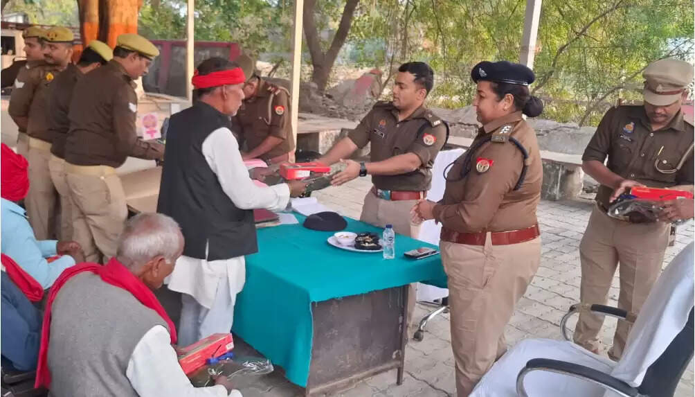 ASP Anant Shekhar IPS inspection Dhina Thana Police station cleaning records checking Dhina Chandauli Chowkidars given sweater torch SP Dheena Police Station