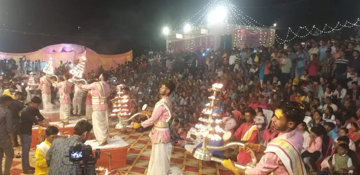 चंदौली जिले में कार्तिक मास शुक्ल पक्ष की पूर्णिमा तिथि शुक्रवार की शाम को पूरे क्षेत्र में देव दीपावली भव्य तरीके से मनाया गया।