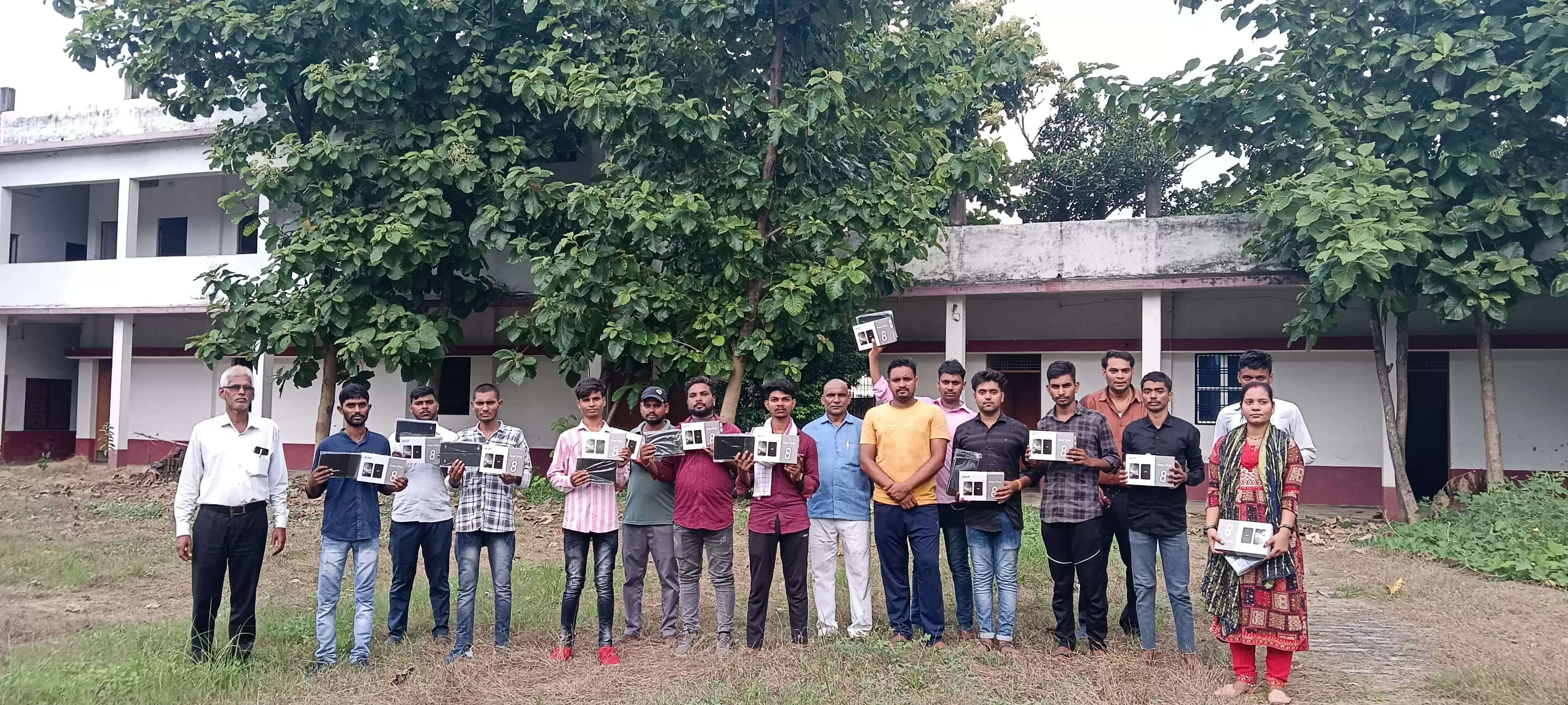 Students received tablet 