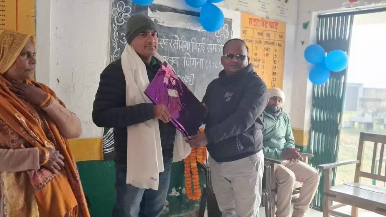 Farewell ceremony in Jigna school  Assistant teacher transfer news Chandauli  School cook retirement program UP