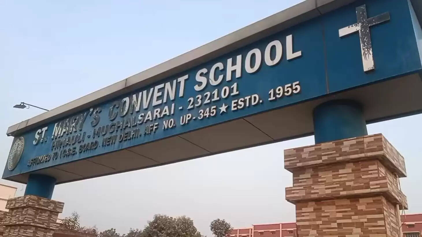 St Mary School Hinauli dispute  parents protest high fees  children collecting donations  complaint to PDDU SDM Mughalsarai