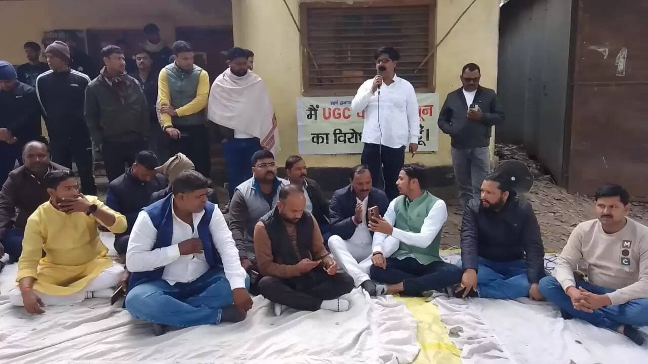 Savarna Samaj protest Chandauli news, UGC Act protest BJP office, Chandauli khabar Kashinath Singh BJP, Savarna movement Chandauli samachar, Chandauli district headquarters protest updates