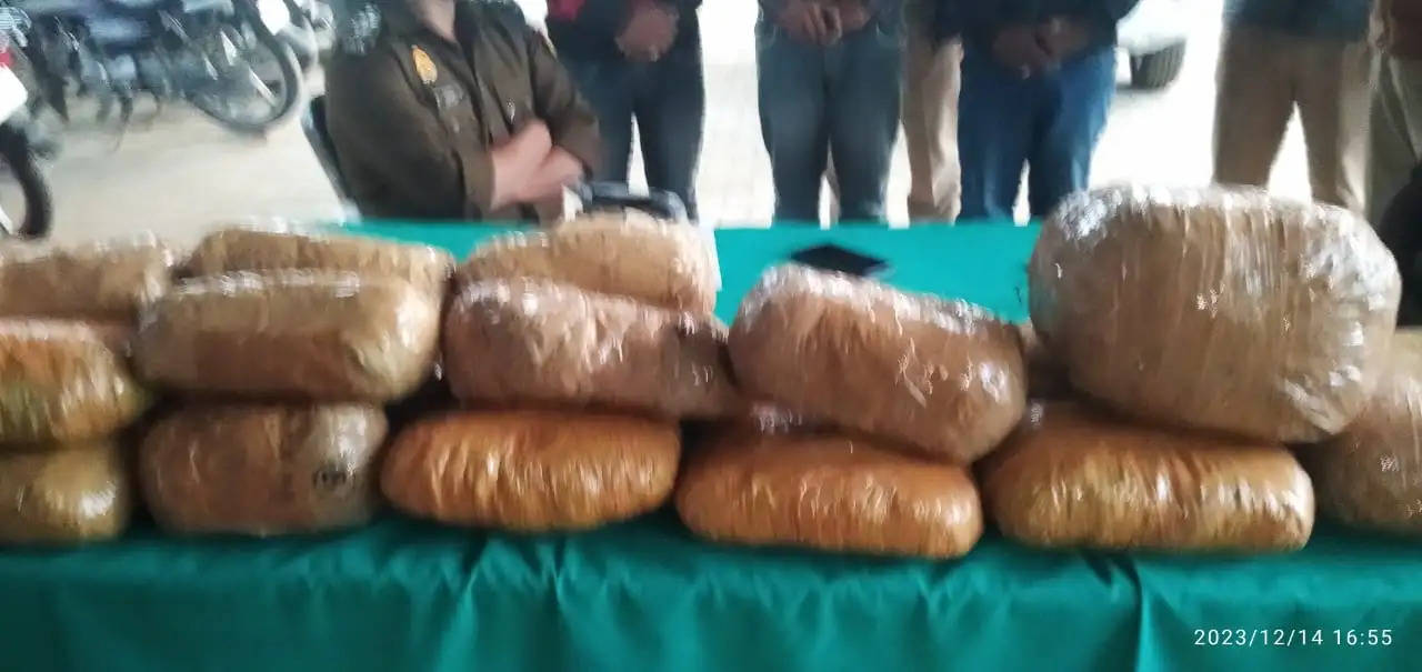 three gaanja taskars arrested