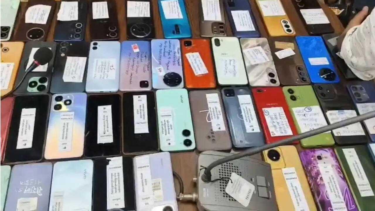 chandauli-police-recover-111-lost-mobile-phones-worth-33-lakh