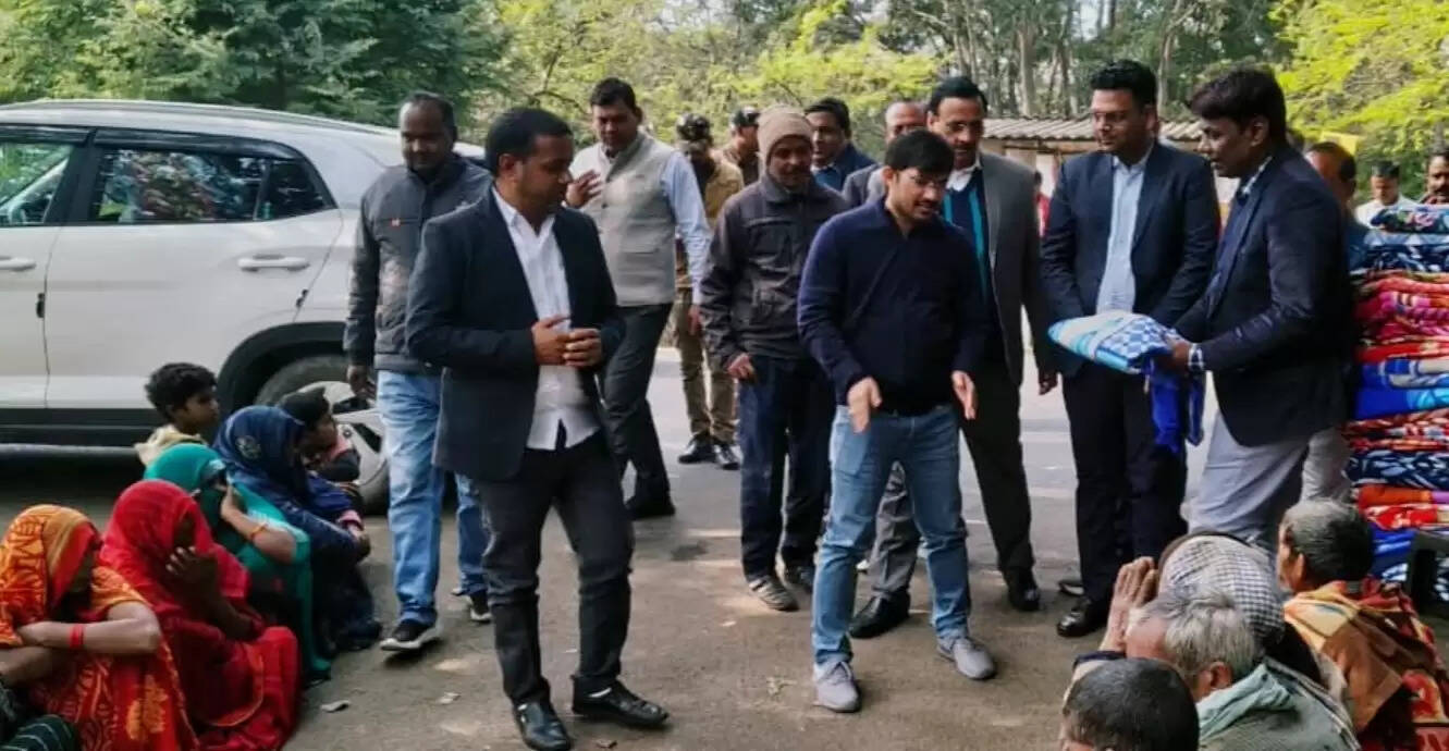  DM Chandra Mohan Garg Chandauli  Blanket distribution in Naugarh  Jam soti village social work  Chandauli administration public welfare news  SDM Naugarh Vikas Mittal 