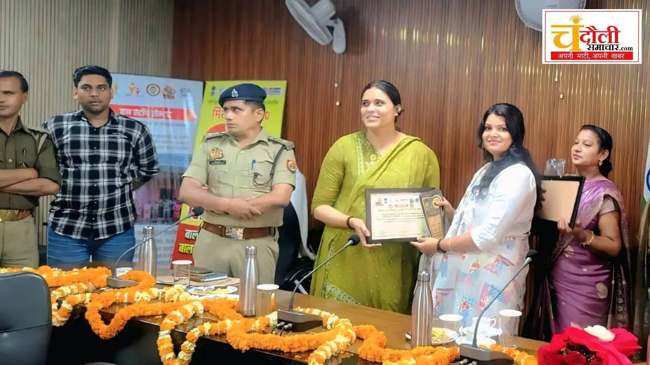  Chandauli news women empowerment awards, Sumaiya Begum staff 