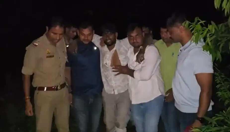 chandauli news chakia police encounter, chandauli khabar wanted criminal sheru ansari, chandauli samachar swat team operation chakia, chandauli news 25 thousand reward criminal, chandauli khabar illicit weapon and bullet seized